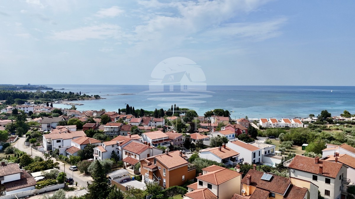 UN AMPIO APPARTAMENTO SU DUE PIANI CON UNA SPLENDIDA VISTA MARE