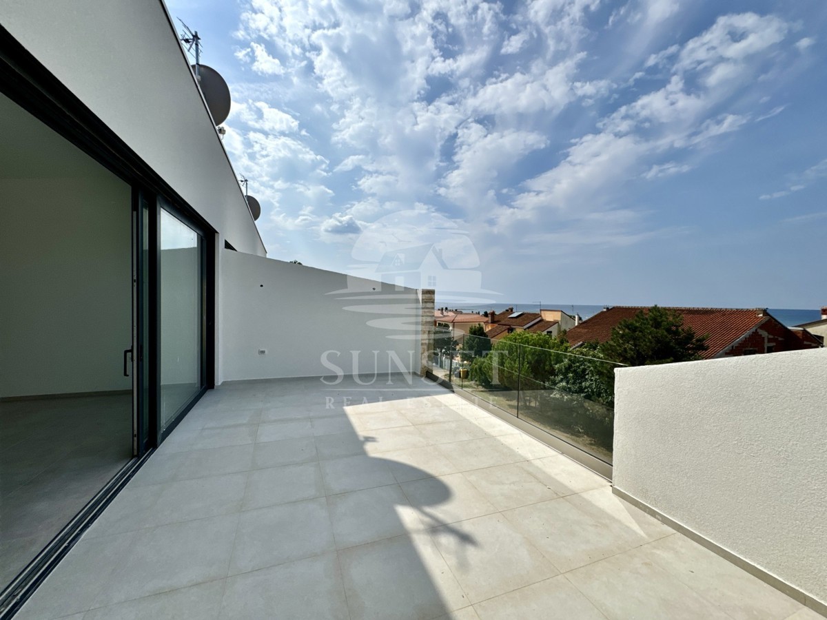 UN AMPIO APPARTAMENTO SU DUE PIANI CON UNA SPLENDIDA VISTA MARE