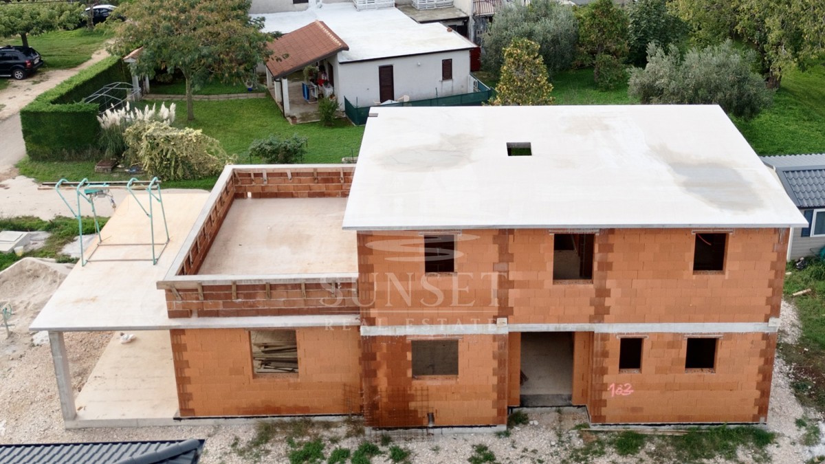 VENDITA DI UNA CASA MODERNA IN UNA ZONA TRANQUILLA