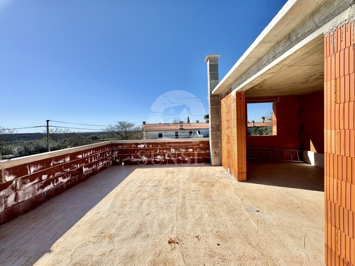 VENDITA DI UNA CASA MODERNA IN UNA ZONA TRANQUILLA