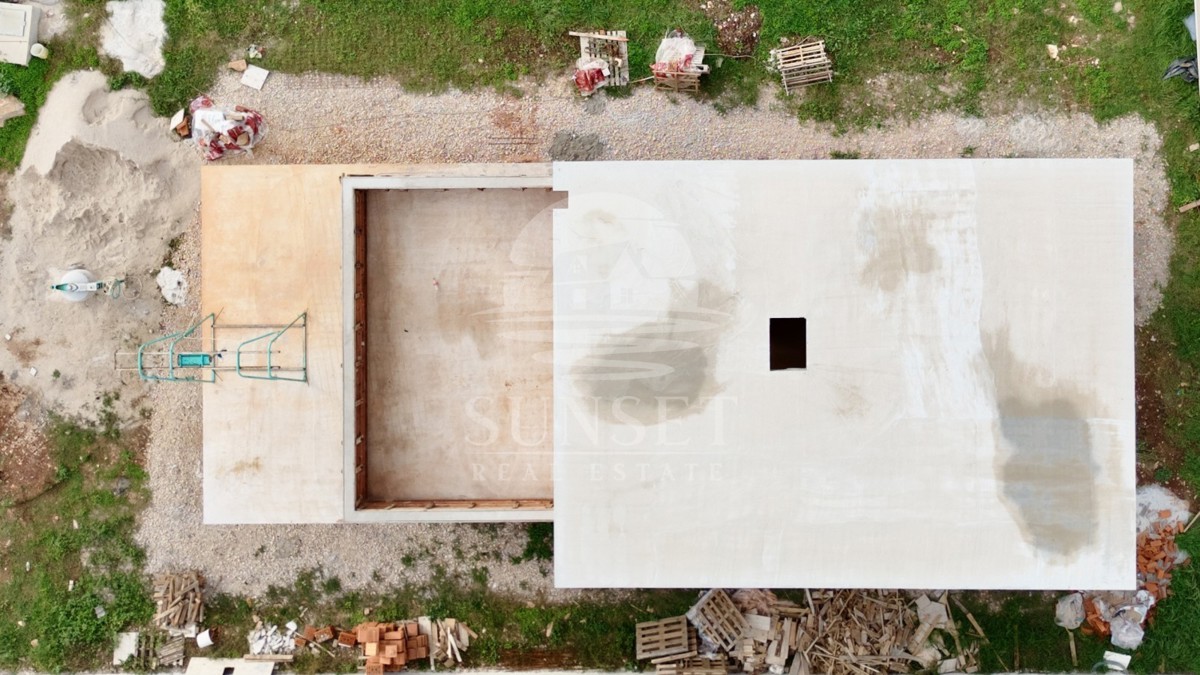 VENDITA DI UNA CASA MODERNA IN UNA ZONA TRANQUILLA
