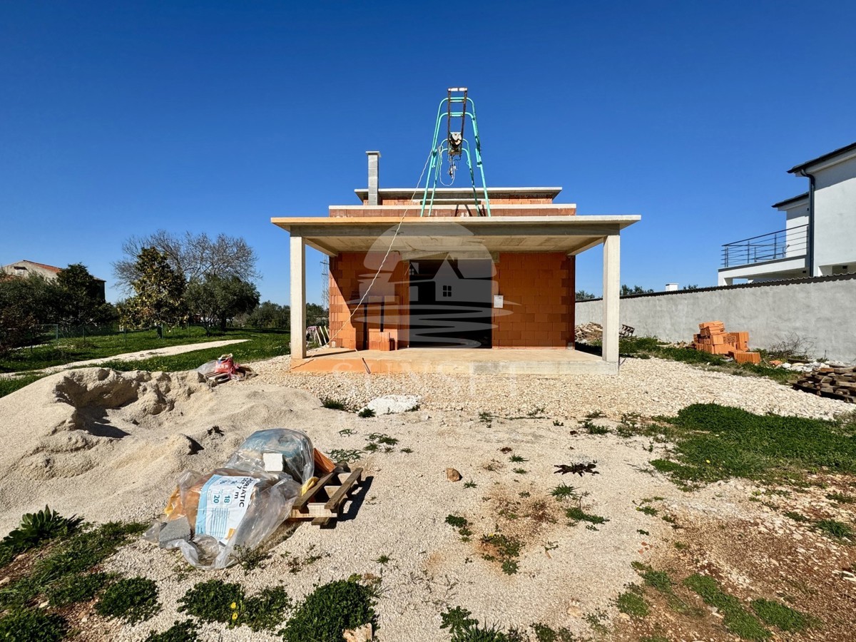 VENDITA DI UNA CASA MODERNA IN UNA ZONA TRANQUILLA