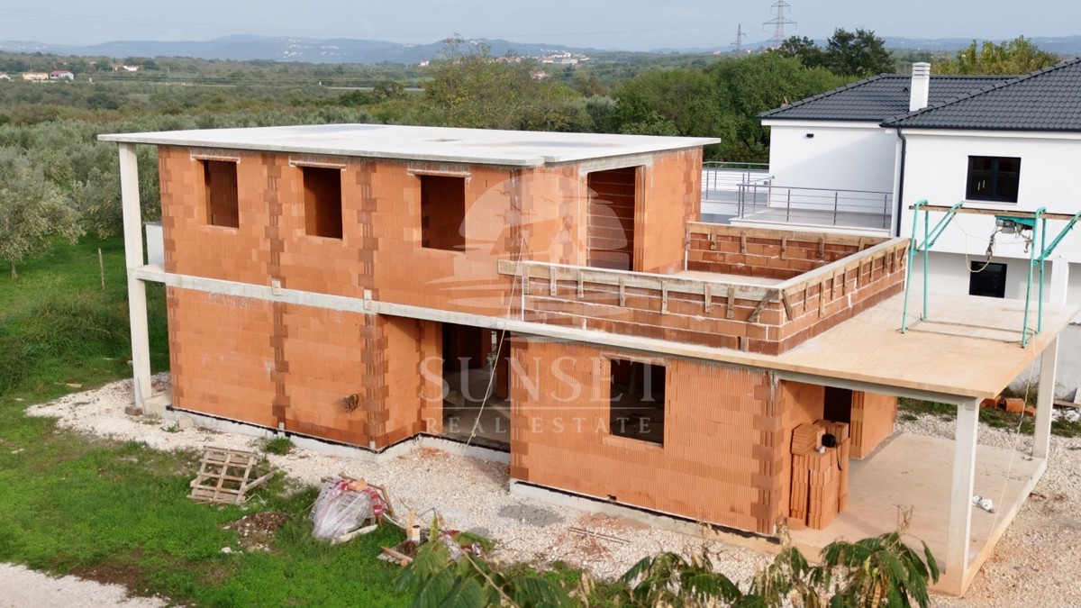 VENDITA DI UNA CASA MODERNA IN UNA ZONA TRANQUILLA