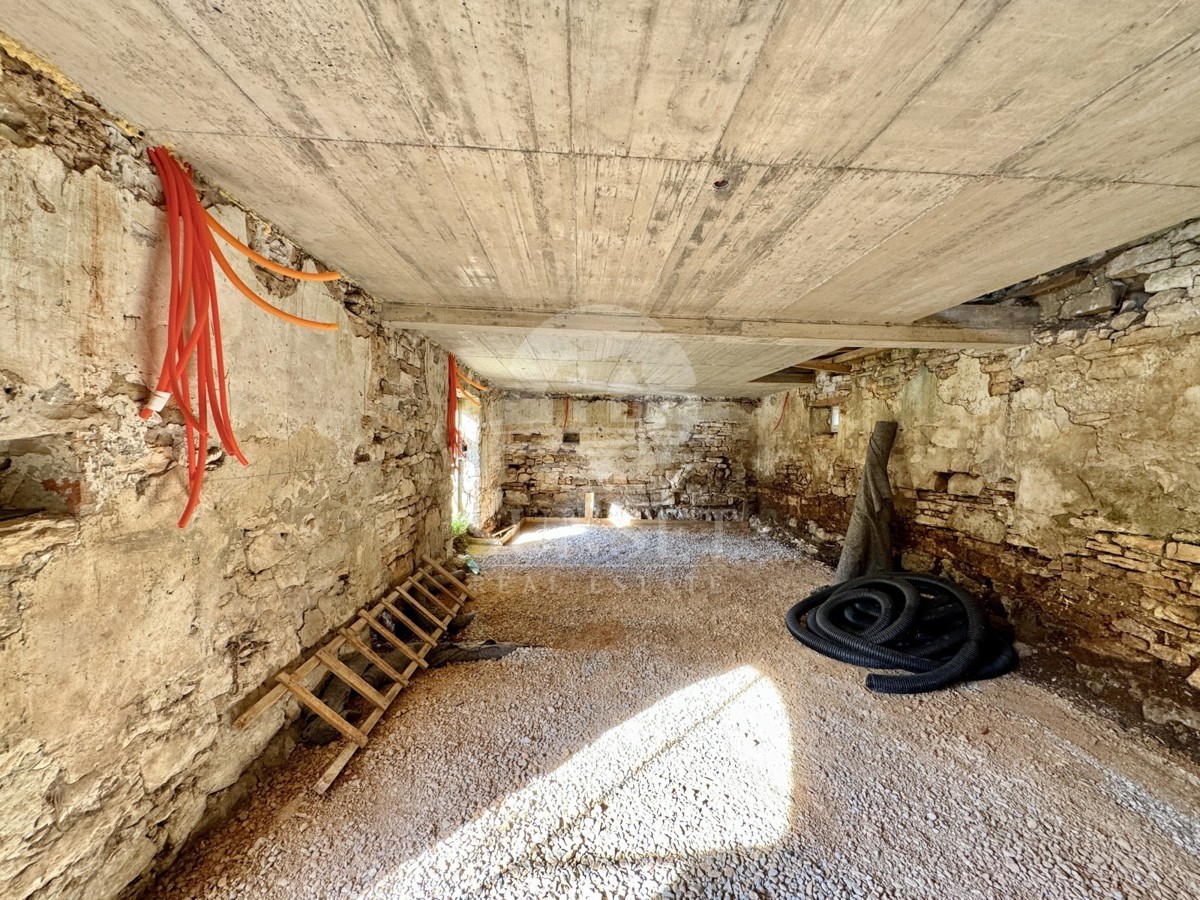 DINTORNI DI BUJE - CASA IN PIETRA TRADIZIONALE DA RISTRUTTURARE