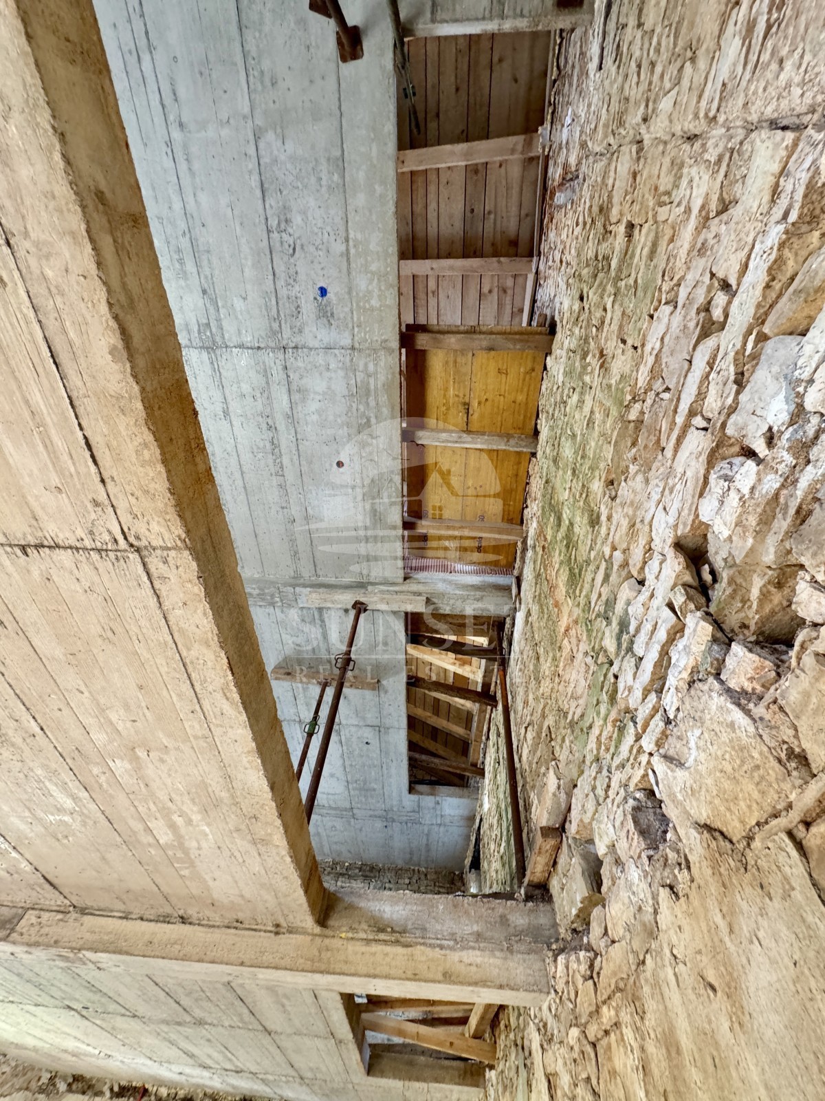 DINTORNI DI BUJE - CASA IN PIETRA TRADIZIONALE DA RISTRUTTURARE