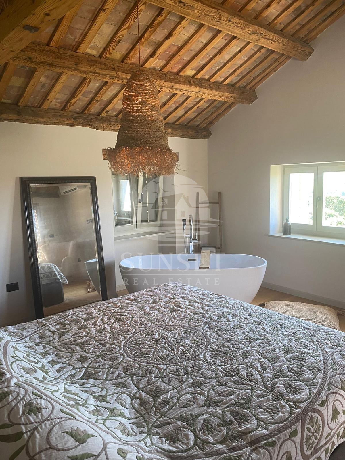 CASA COSTRUITA CON MATERIALI NATURALI E DI ALTA QUALITÀ CON VISTA MARE