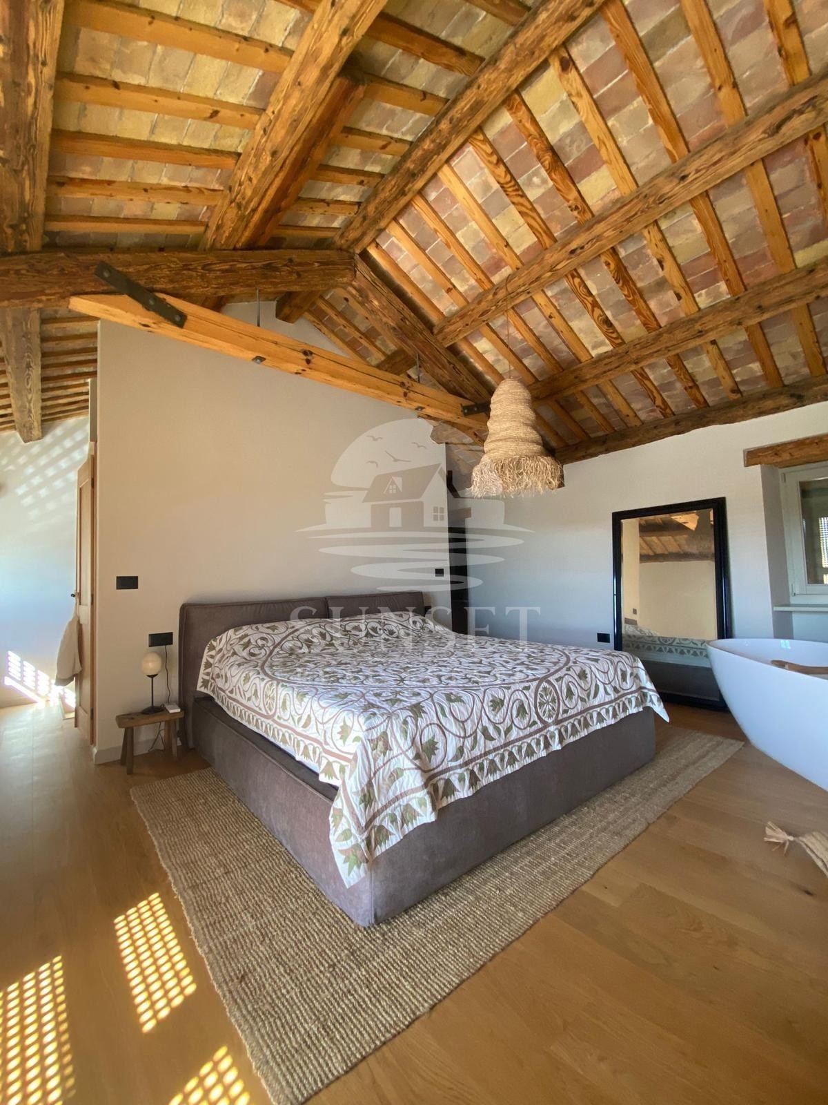 CASA COSTRUITA CON MATERIALI NATURALI E DI ALTA QUALITÀ CON VISTA MARE