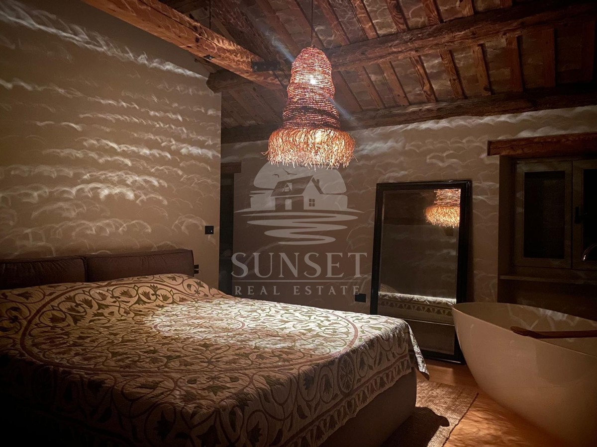 CASA COSTRUITA CON MATERIALI NATURALI E DI ALTA QUALITÀ CON VISTA MARE