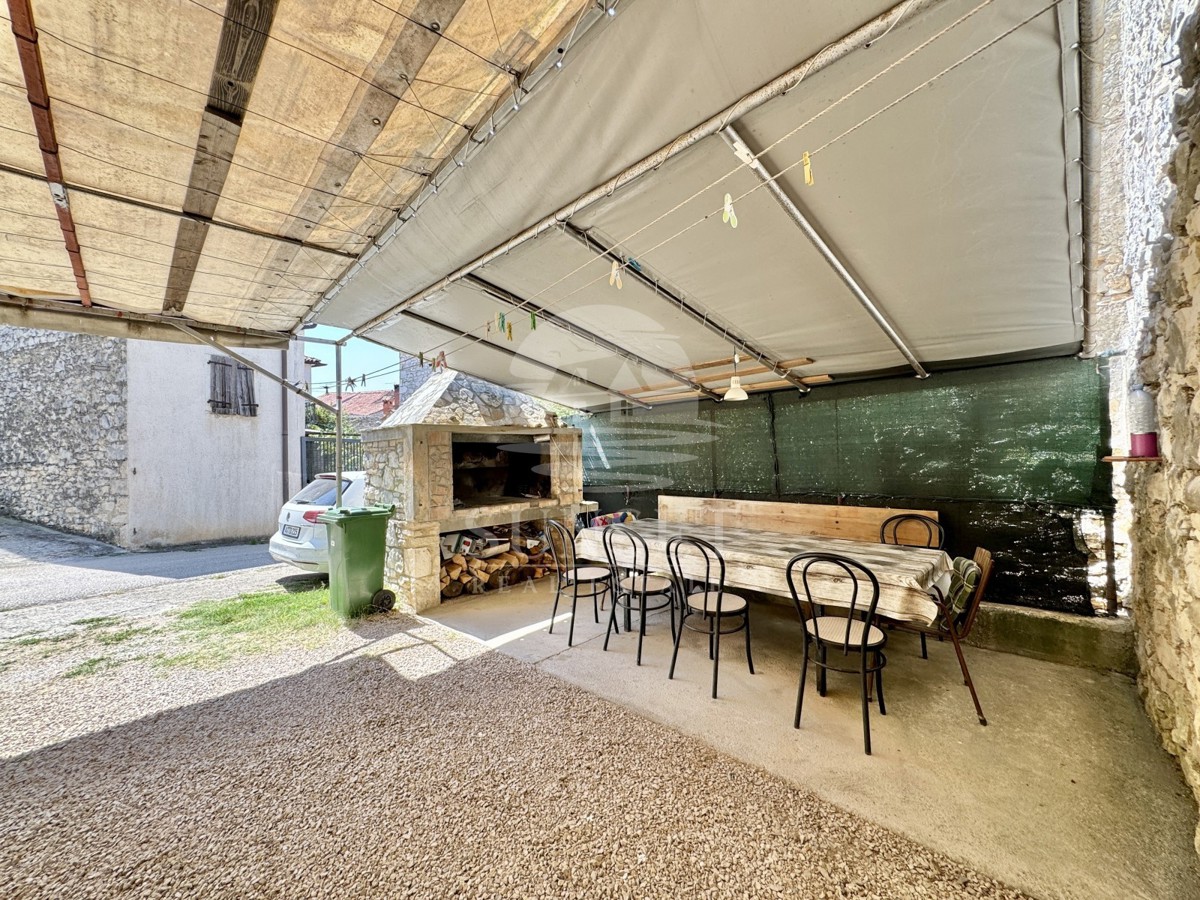 CASA IN PIETRA CON POTENZIALE NEL CUORE DI BRTONIGLA – ACCESSO DIRETTO DALLA STRADA PRINCIPALE