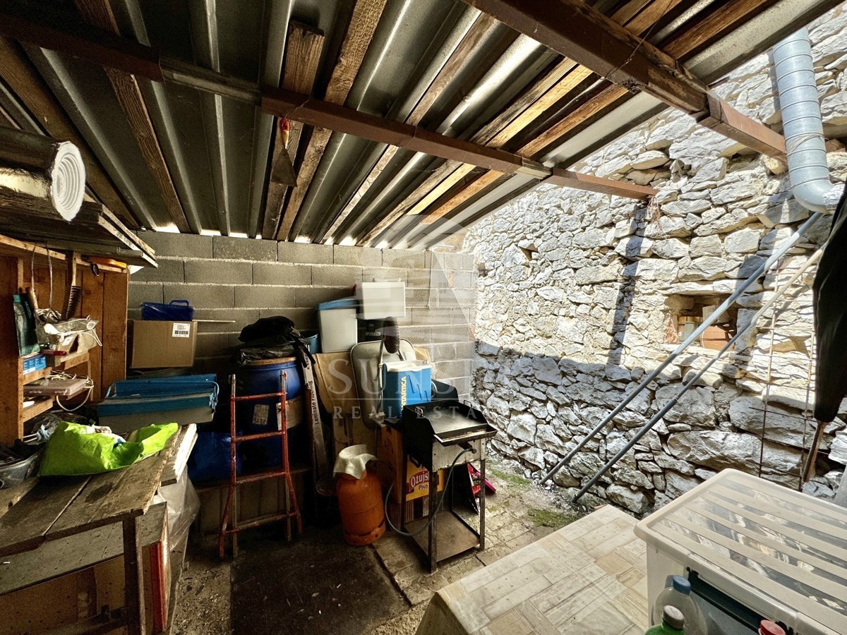 CASA IN PIETRA CON POTENZIALE NEL CUORE DI BRTONIGLA – ACCESSO DIRETTO DALLA STRADA PRINCIPALE