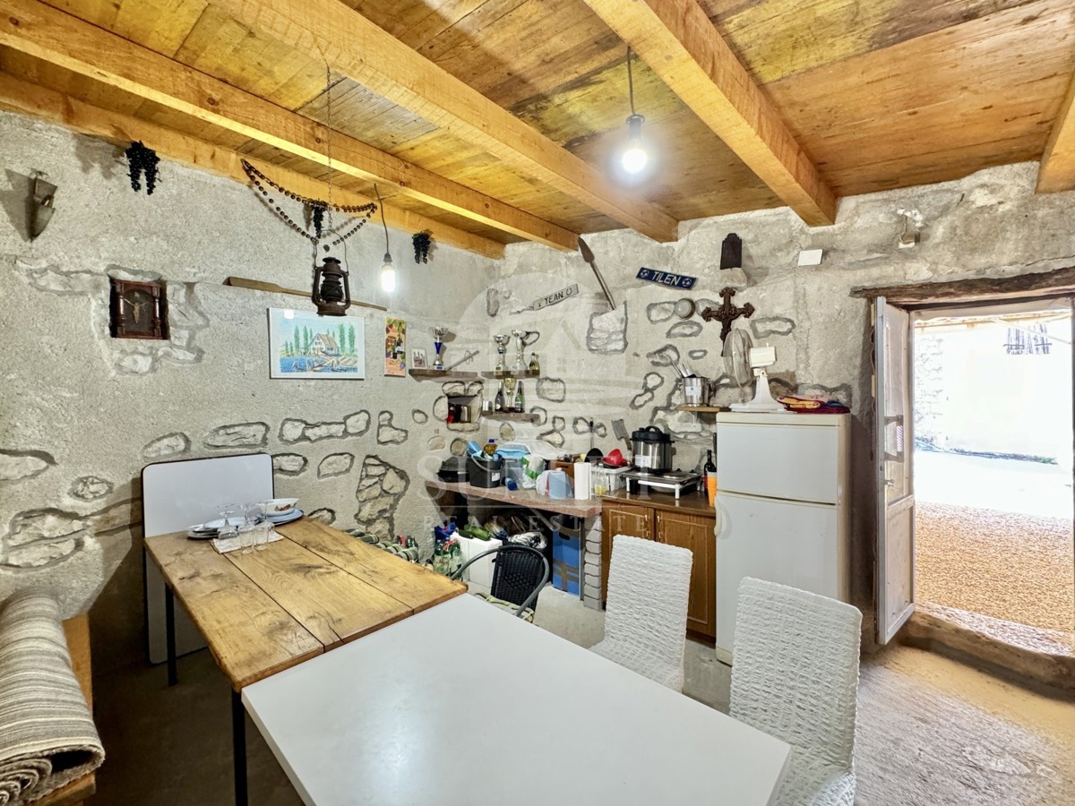 CASA IN PIETRA CON POTENZIALE NEL CUORE DI BRTONIGLA – ACCESSO DIRETTO DALLA STRADA PRINCIPALE