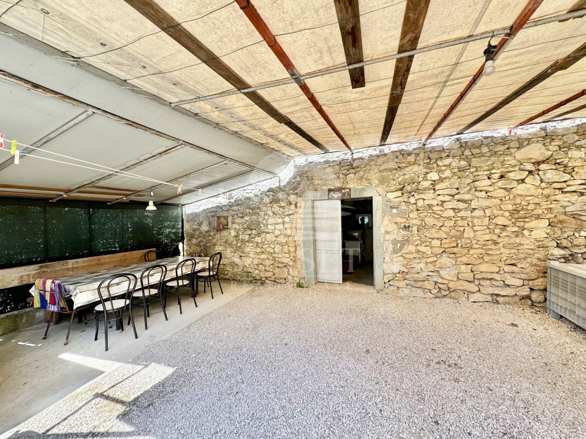CASA IN PIETRA CON POTENZIALE NEL CUORE DI BRTONIGLA – ACCESSO DIRETTO DALLA STRADA PRINCIPALE
