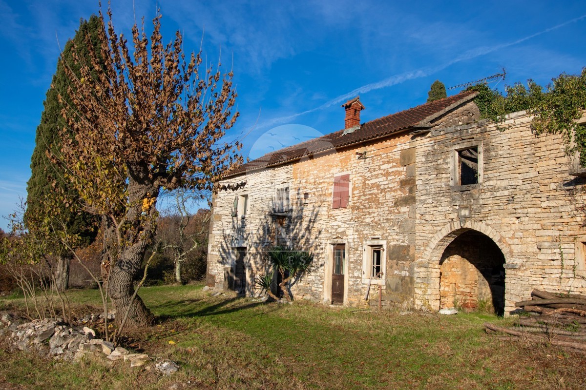 CASA IN UN AMBIENTE TRANQUILLO CON UNA SPLENDIDA VISTA APERTA SU OPRTALJ