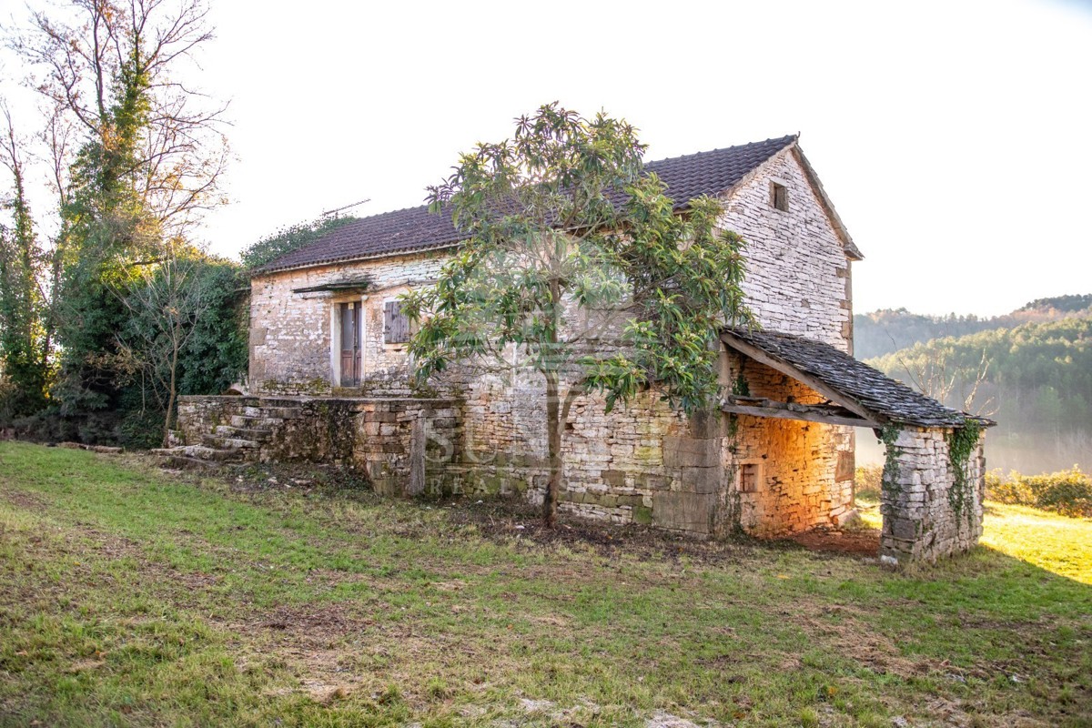 CASA IN UN AMBIENTE TRANQUILLO CON UNA SPLENDIDA VISTA APERTA SU OPRTALJ