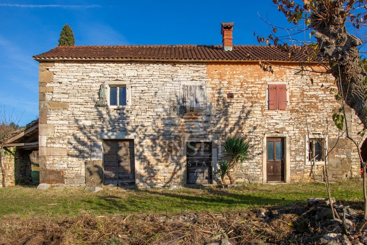 CASA IN UN AMBIENTE TRANQUILLO CON UNA SPLENDIDA VISTA APERTA SU OPRTALJ