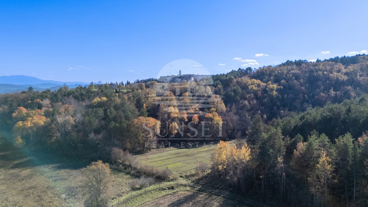 CASA IN UN AMBIENTE TRANQUILLO CON UNA SPLENDIDA VISTA APERTA SU OPRTALJ