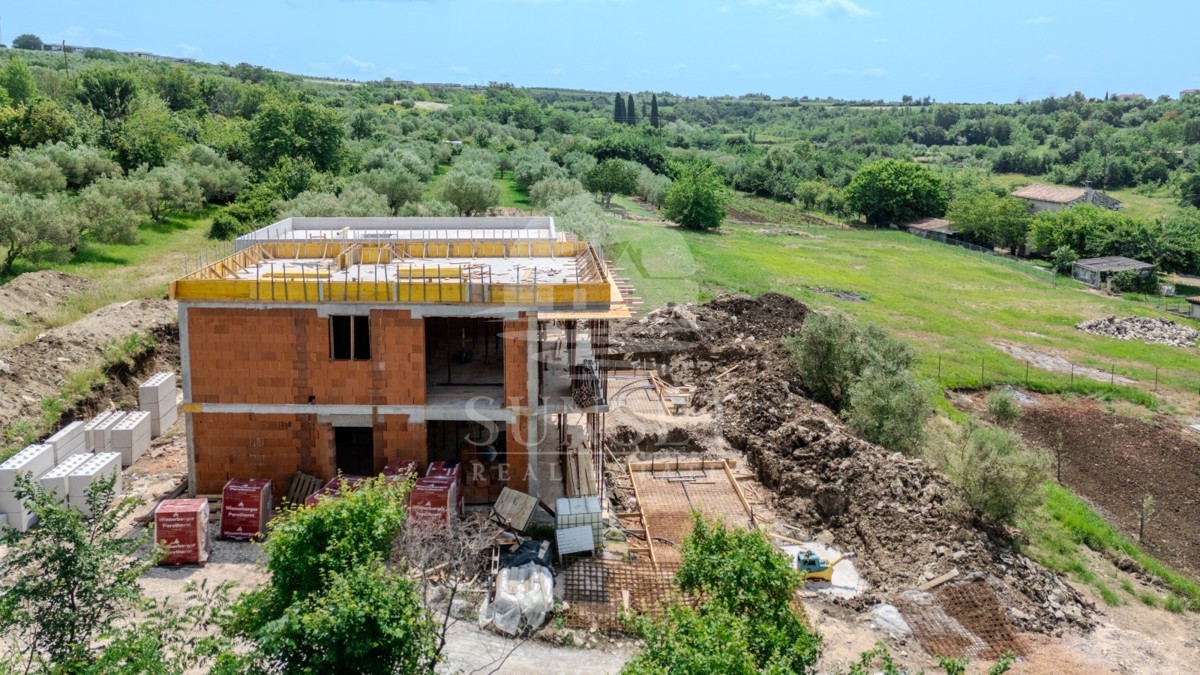 MODERNA CASA BIFAMILIARE CON PISCINA