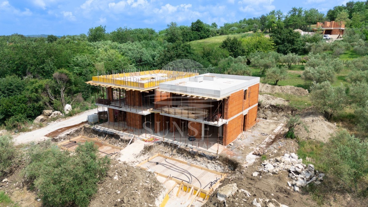 MODERNA CASA BIFAMILIARE CON PISCINA