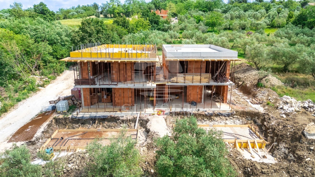 MODERNA CASA BIFAMILIARE CON PISCINA