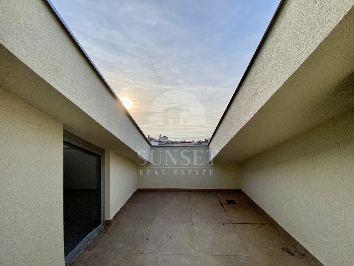 AMPIO APPARTAMENTO SU DUE LIVELLI CON VISTA MARE NELLE VICINANZE DI UMAGO