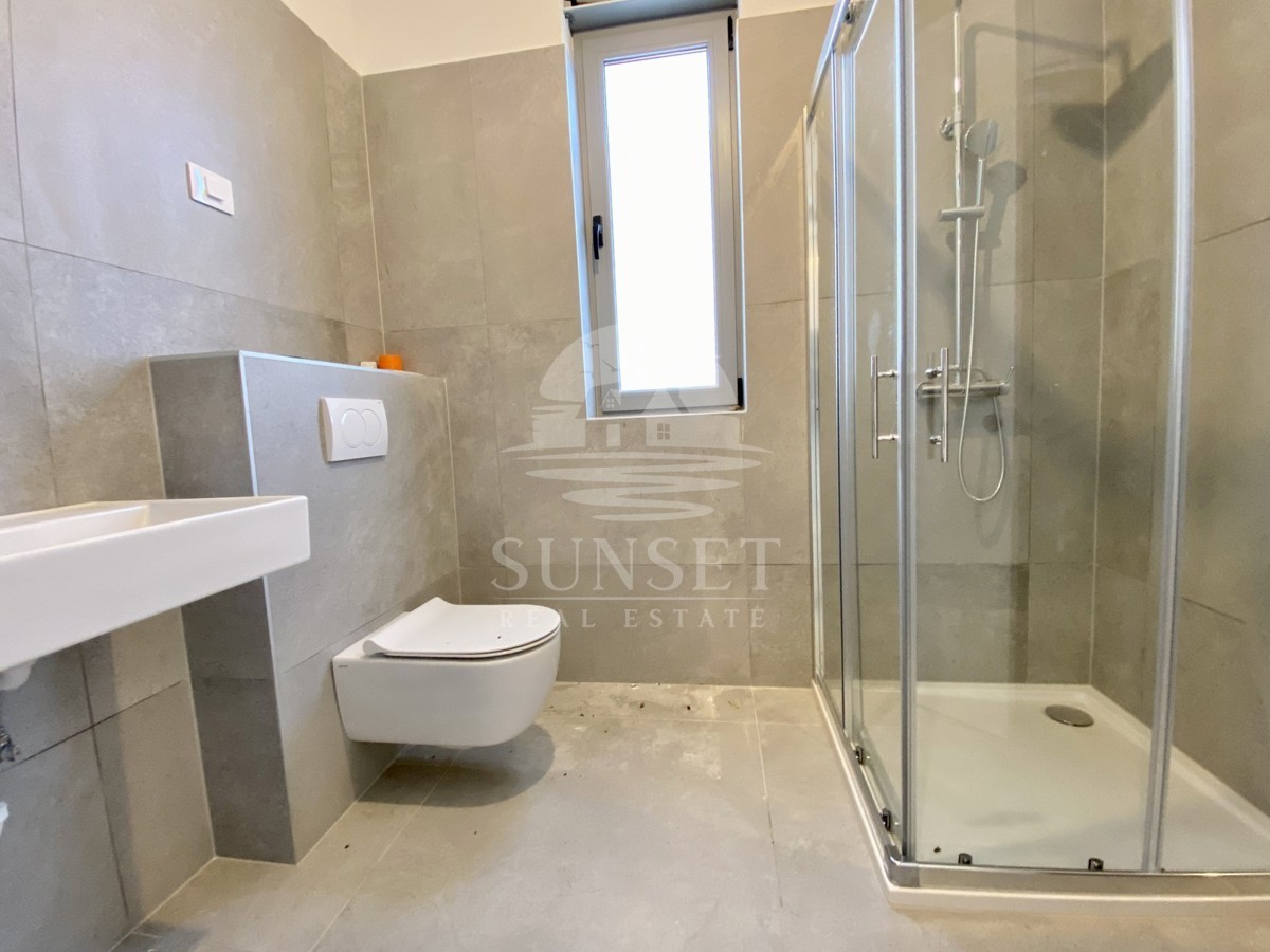 AMPIO APPARTAMENTO SU DUE LIVELLI CON VISTA MARE NELLE VICINANZE DI UMAGO