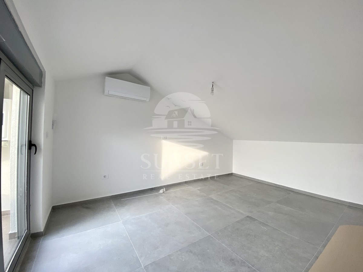 AMPIO APPARTAMENTO SU DUE LIVELLI CON VISTA MARE NELLE VICINANZE DI UMAGO