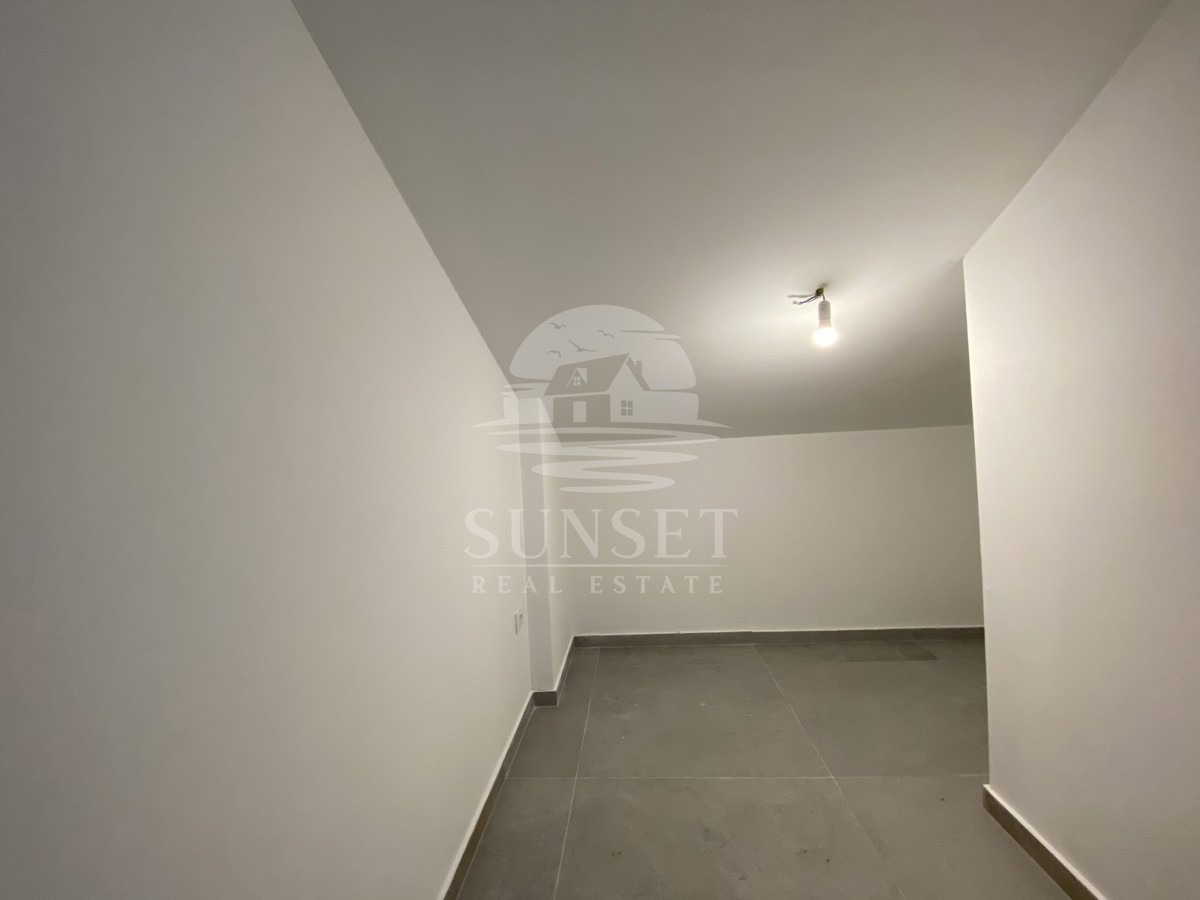 AMPIO APPARTAMENTO SU DUE LIVELLI CON VISTA MARE NELLE VICINANZE DI UMAGO