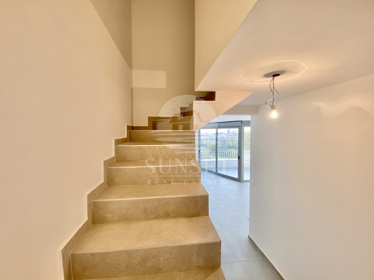 AMPIO APPARTAMENTO SU DUE LIVELLI CON VISTA MARE NELLE VICINANZE DI UMAGO