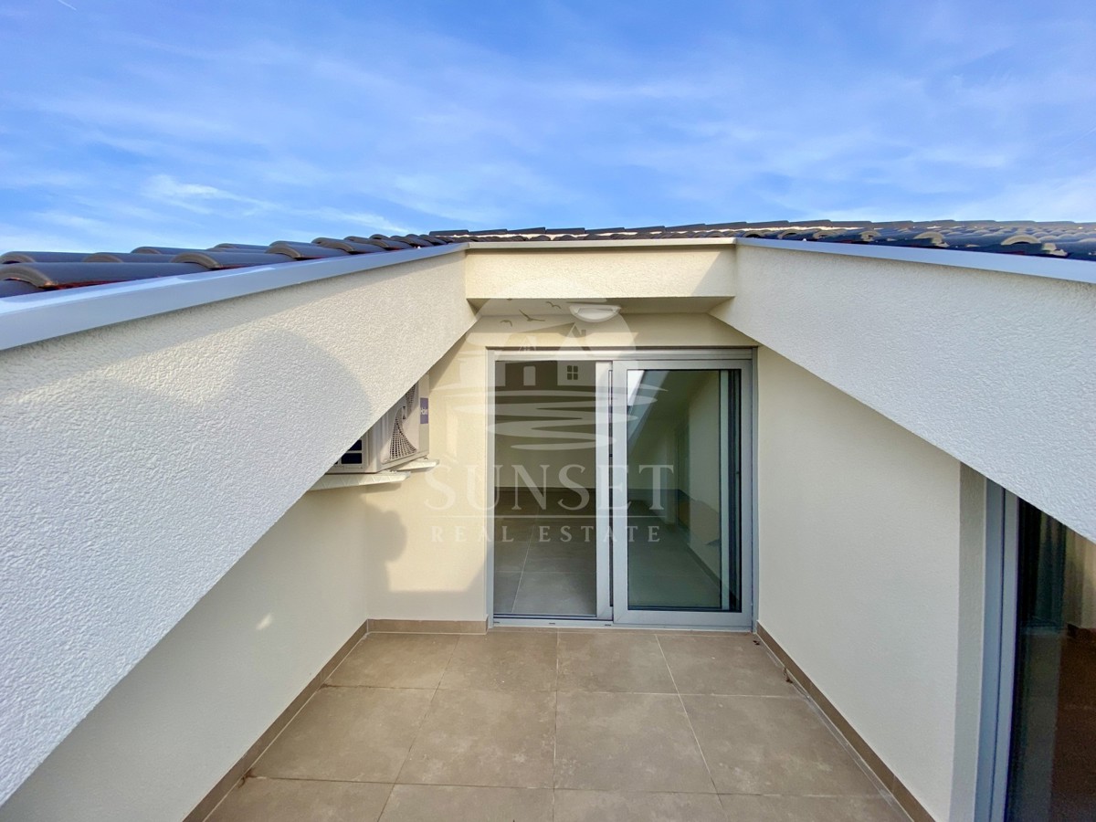 AMPIO APPARTAMENTO SU DUE LIVELLI CON VISTA MARE NELLE VICINANZE DI UMAGO