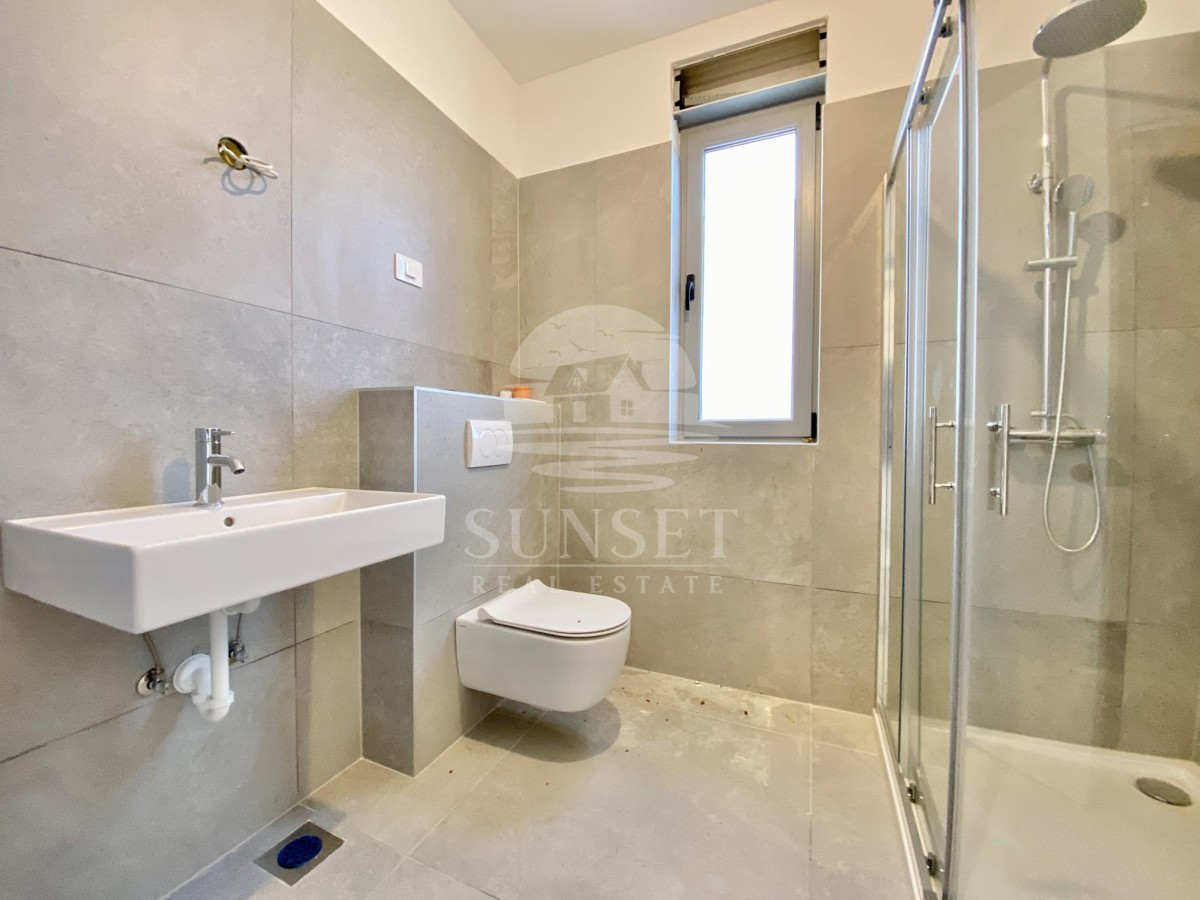 AMPIO APPARTAMENTO SU DUE LIVELLI CON VISTA MARE NELLE VICINANZE DI UMAGO