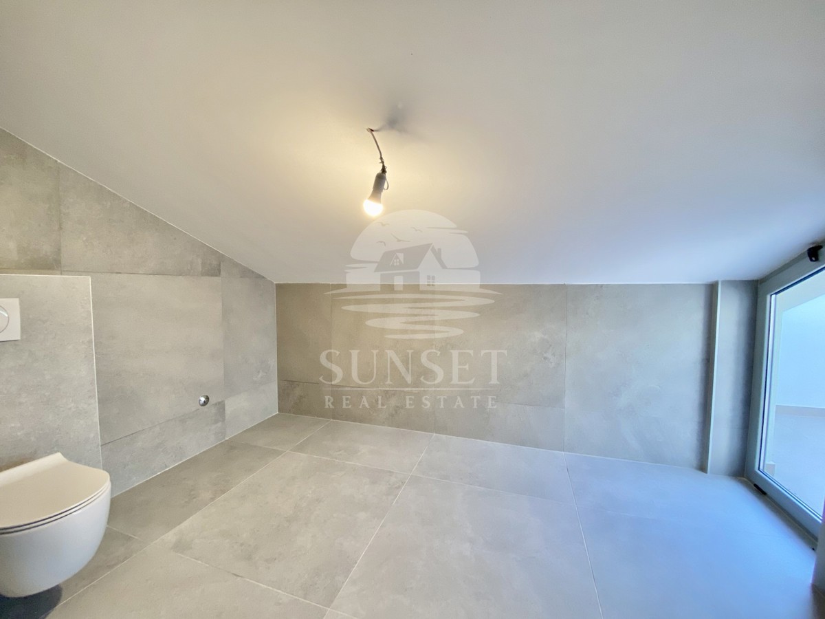 AMPIO APPARTAMENTO SU DUE LIVELLI CON VISTA MARE NELLE VICINANZE DI UMAGO