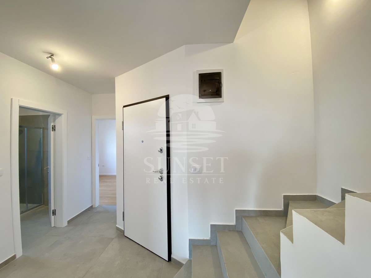 AMPIO APPARTAMENTO SU DUE LIVELLI CON VISTA MARE NELLE VICINANZE DI UMAGO