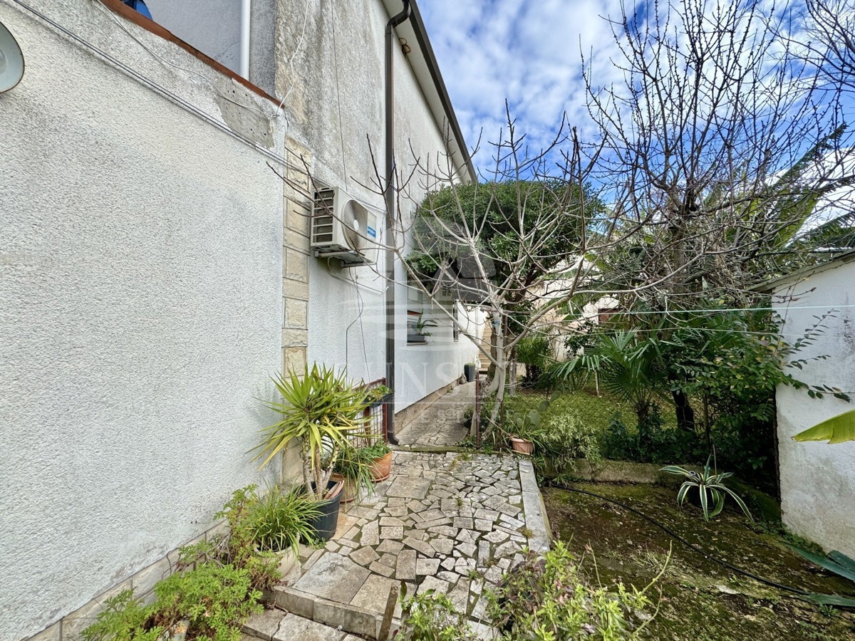 IMMOBILE SPAZIOSO CON UN AMPIO TERRENO, A SOLI POCHI PASSI DAL MARE