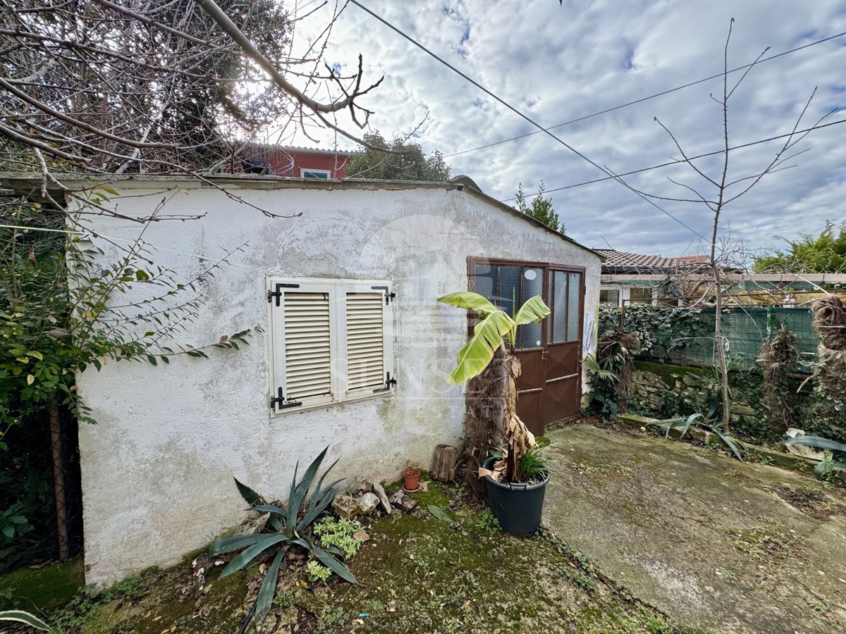 IMMOBILE SPAZIOSO CON UN AMPIO TERRENO, A SOLI POCHI PASSI DAL MARE