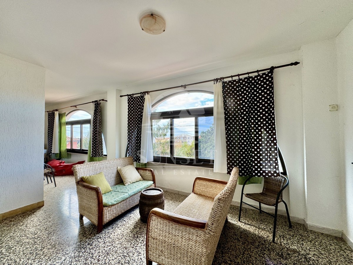 IMMOBILE SPAZIOSO CON UN AMPIO TERRENO, A SOLI POCHI PASSI DAL MARE