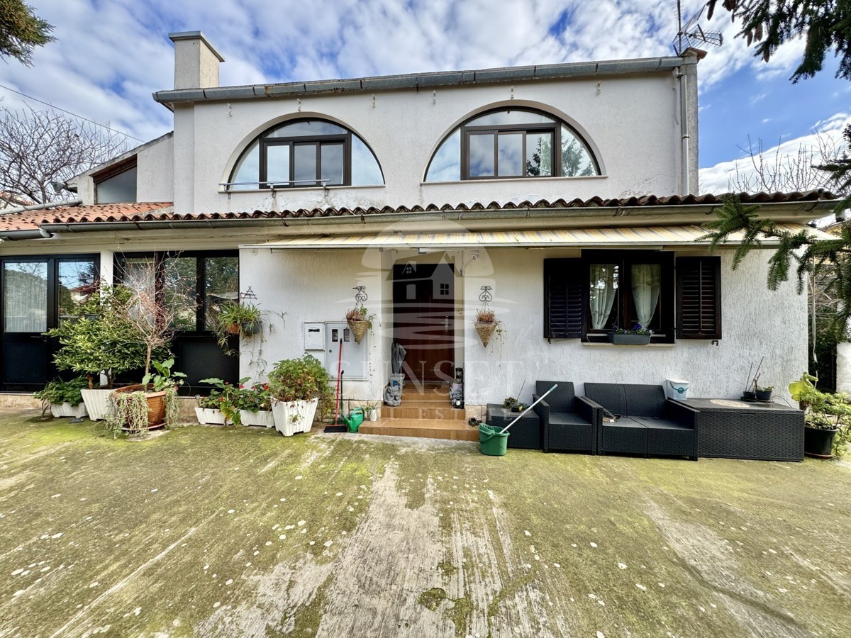 IMMOBILE SPAZIOSO CON UN AMPIO TERRENO, A SOLI POCHI PASSI DAL MARE