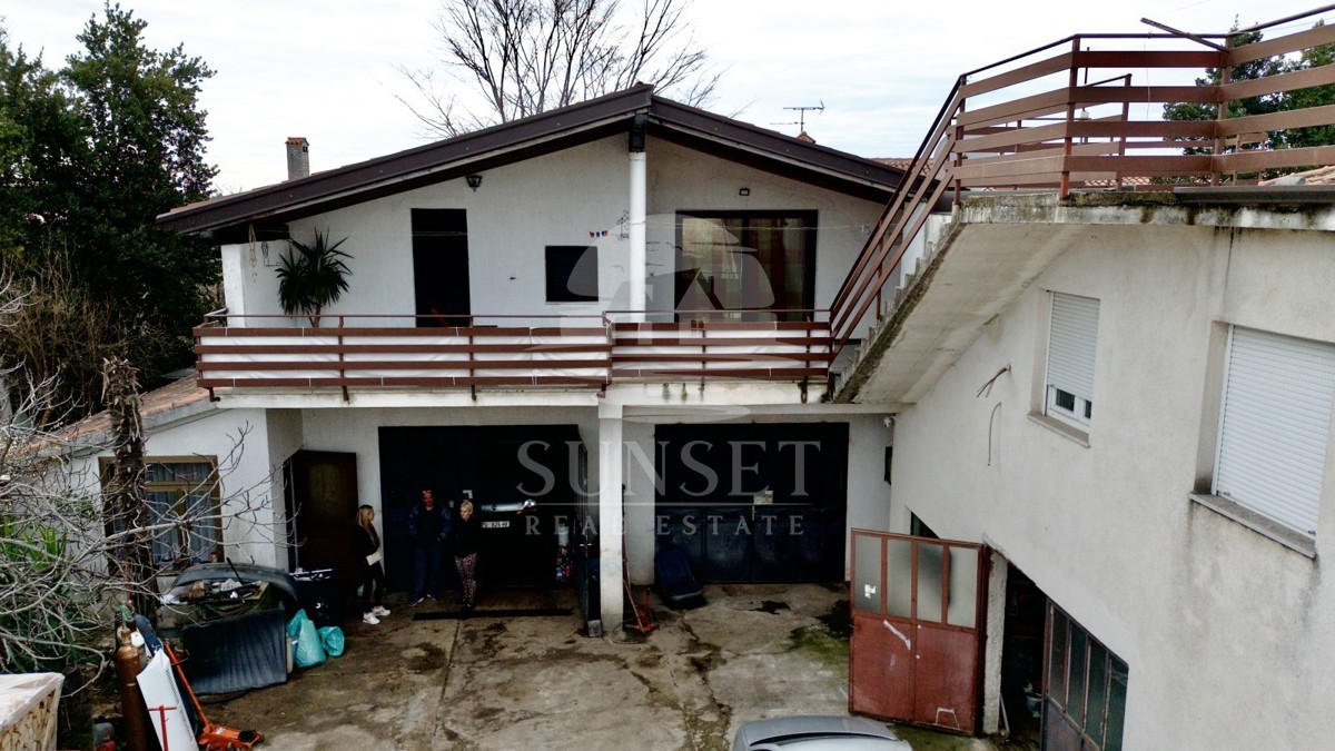 IMMOBILE SPAZIOSO CON UN AMPIO TERRENO, A SOLI POCHI PASSI DAL MARE