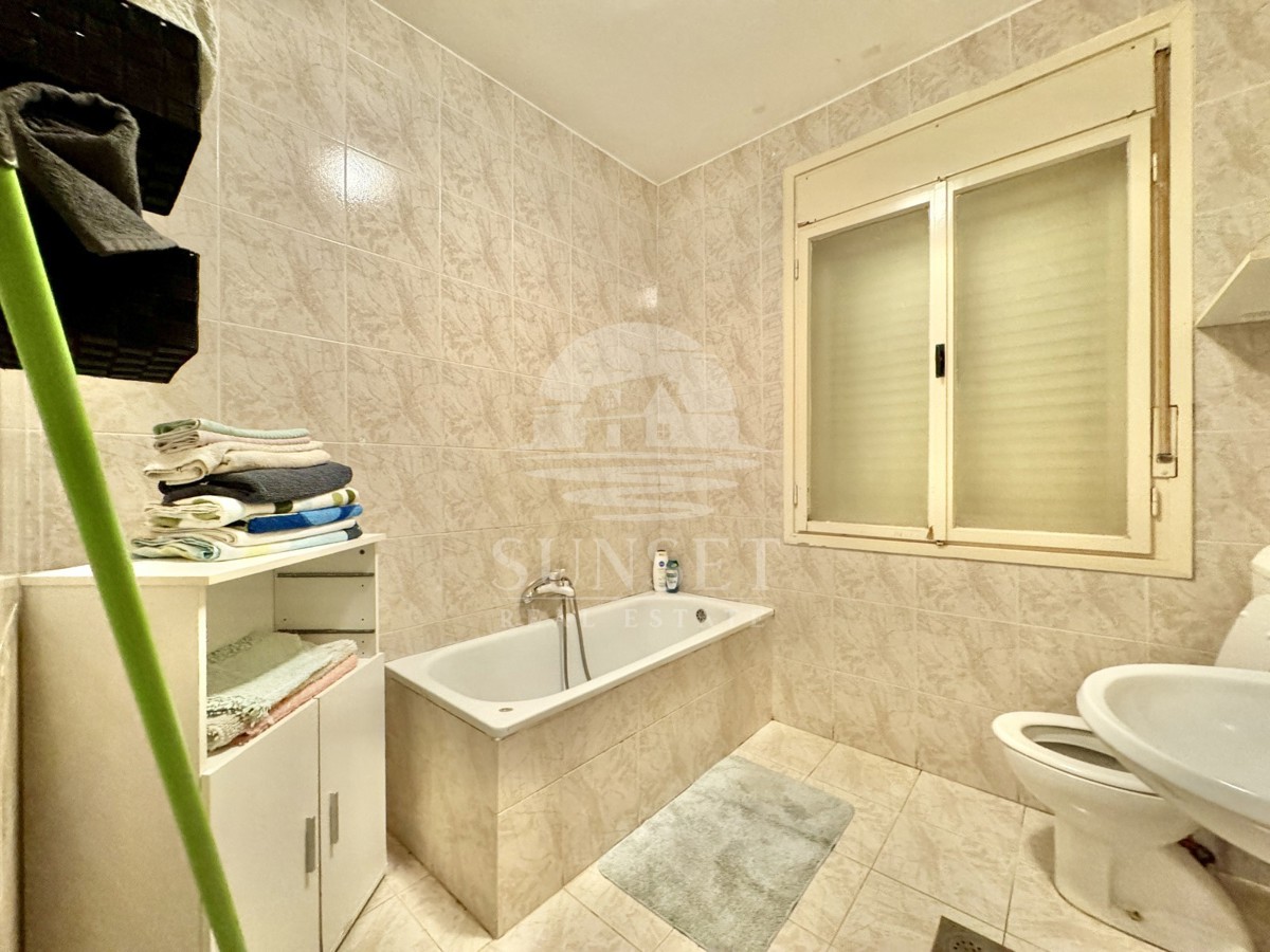 IMMOBILE SPAZIOSO CON UN AMPIO TERRENO, A SOLI POCHI PASSI DAL MARE