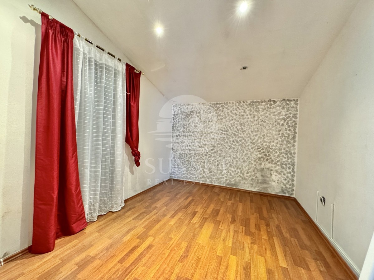 IMMOBILE SPAZIOSO CON UN AMPIO TERRENO, A SOLI POCHI PASSI DAL MARE