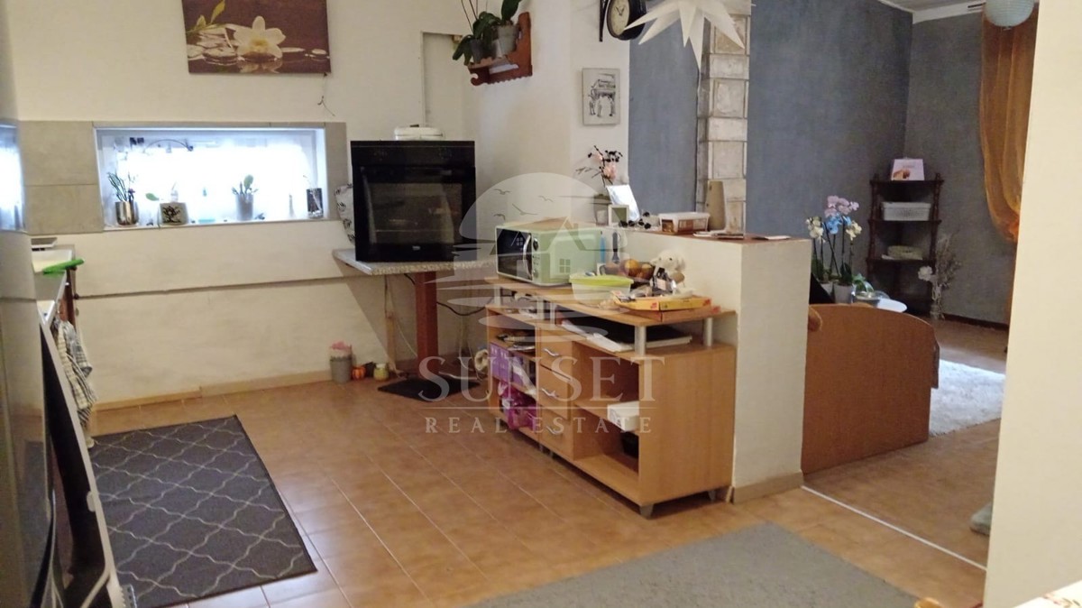 IMMOBILE SPAZIOSO CON UN AMPIO TERRENO, A SOLI POCHI PASSI DAL MARE