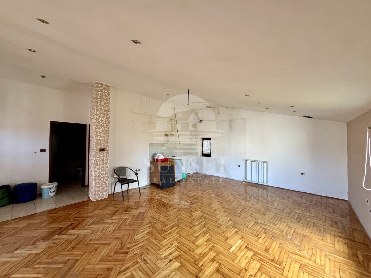 IMMOBILE SPAZIOSO CON UN AMPIO TERRENO, A SOLI POCHI PASSI DAL MARE