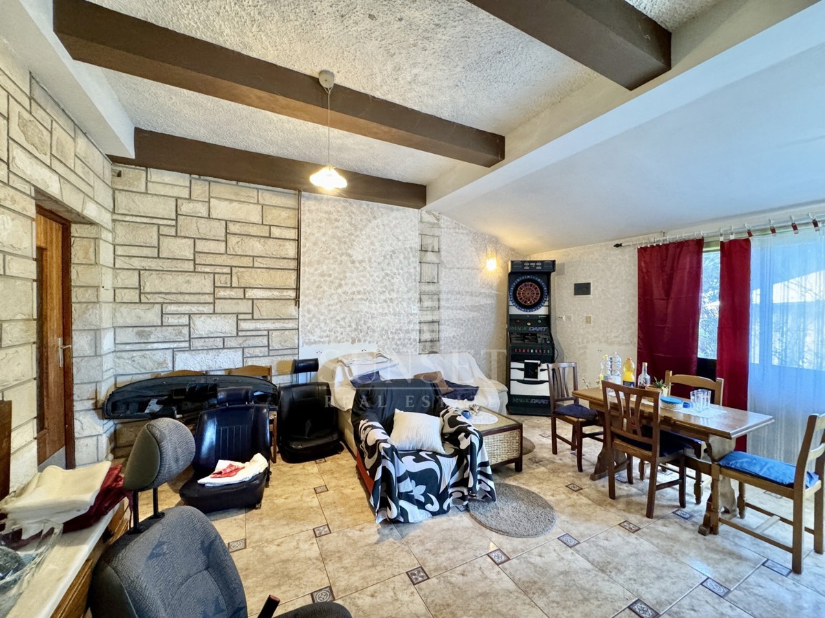 IMMOBILE SPAZIOSO CON UN AMPIO TERRENO, A SOLI POCHI PASSI DAL MARE