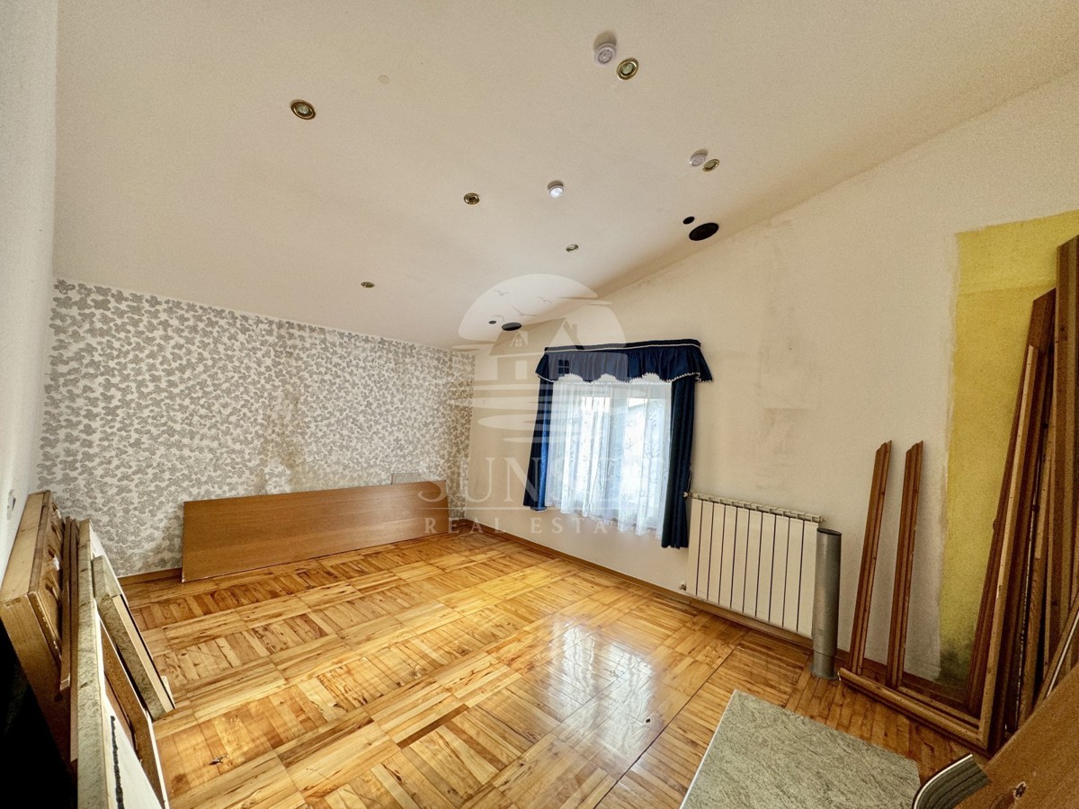 IMMOBILE SPAZIOSO CON UN AMPIO TERRENO, A SOLI POCHI PASSI DAL MARE