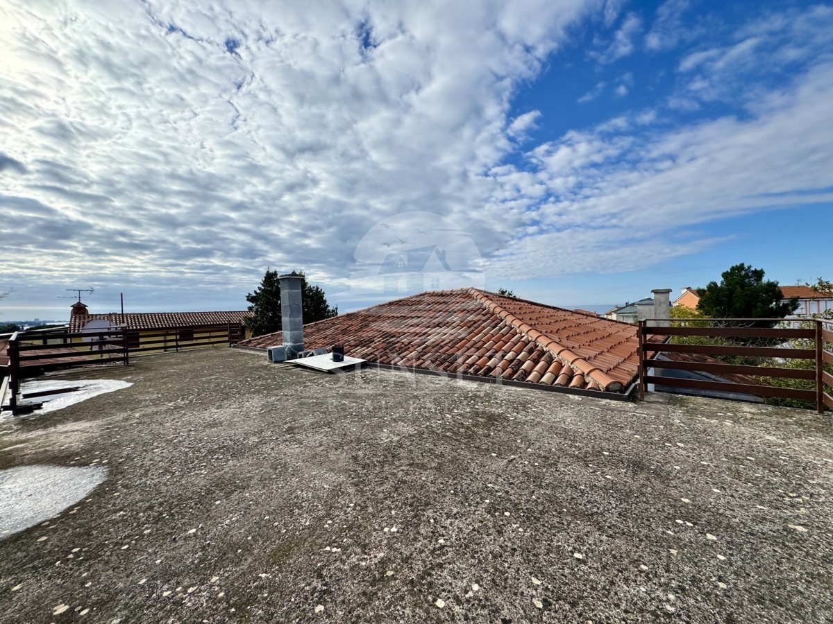 IMMOBILE SPAZIOSO CON UN AMPIO TERRENO, A SOLI POCHI PASSI DAL MARE