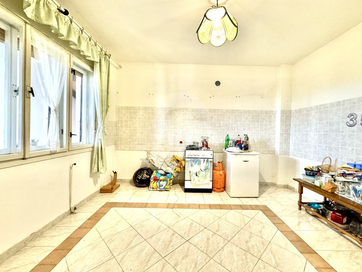 IMMOBILE SPAZIOSO CON UN AMPIO TERRENO, A SOLI POCHI PASSI DAL MARE