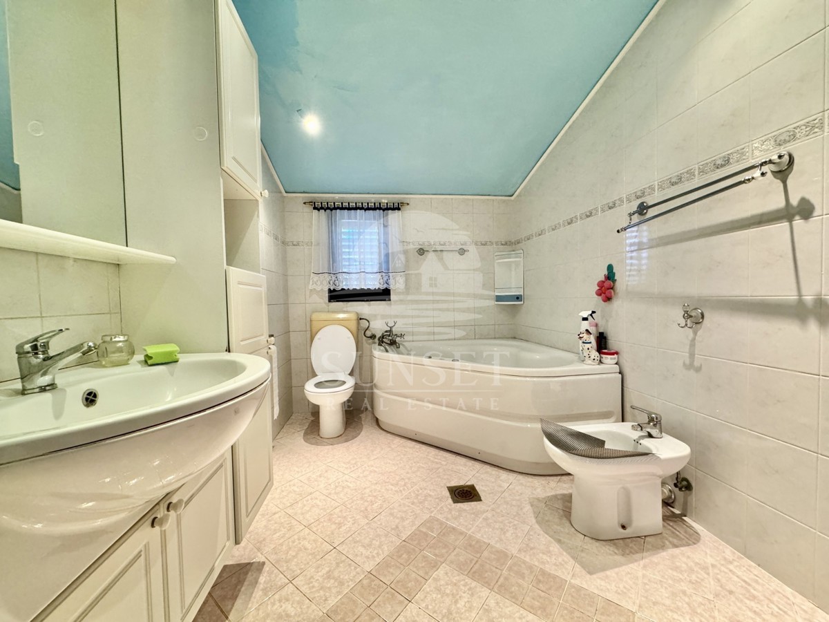 IMMOBILE SPAZIOSO CON UN AMPIO TERRENO, A SOLI POCHI PASSI DAL MARE