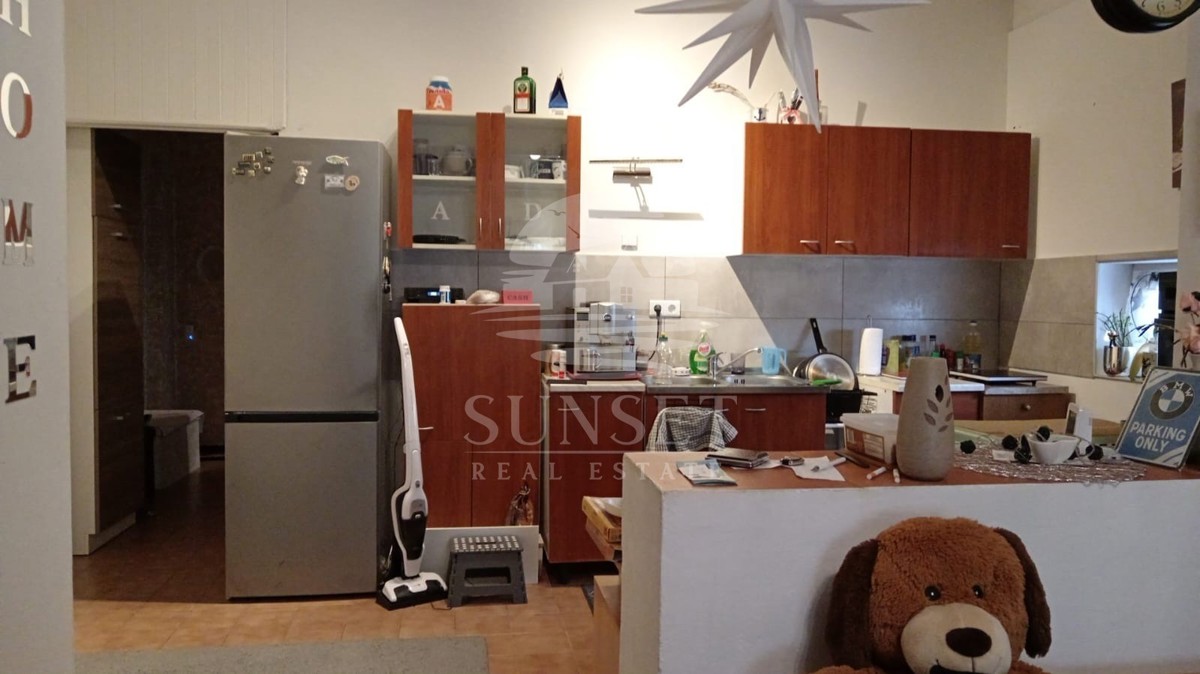 IMMOBILE SPAZIOSO CON UN AMPIO TERRENO, A SOLI POCHI PASSI DAL MARE