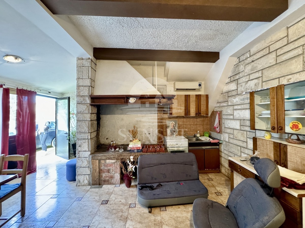 IMMOBILE SPAZIOSO CON UN AMPIO TERRENO, A SOLI POCHI PASSI DAL MARE