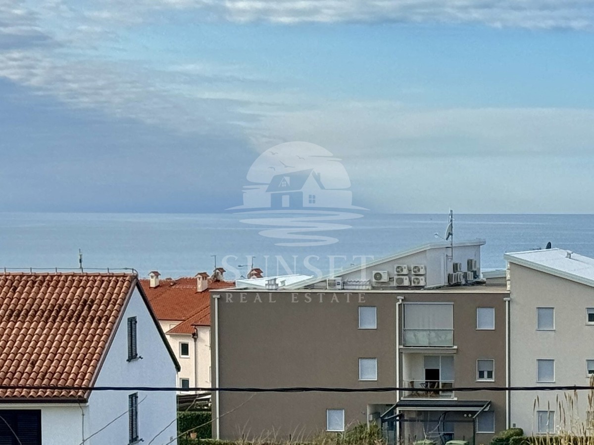 IMMOBILE SPAZIOSO CON UN AMPIO TERRENO, A SOLI POCHI PASSI DAL MARE