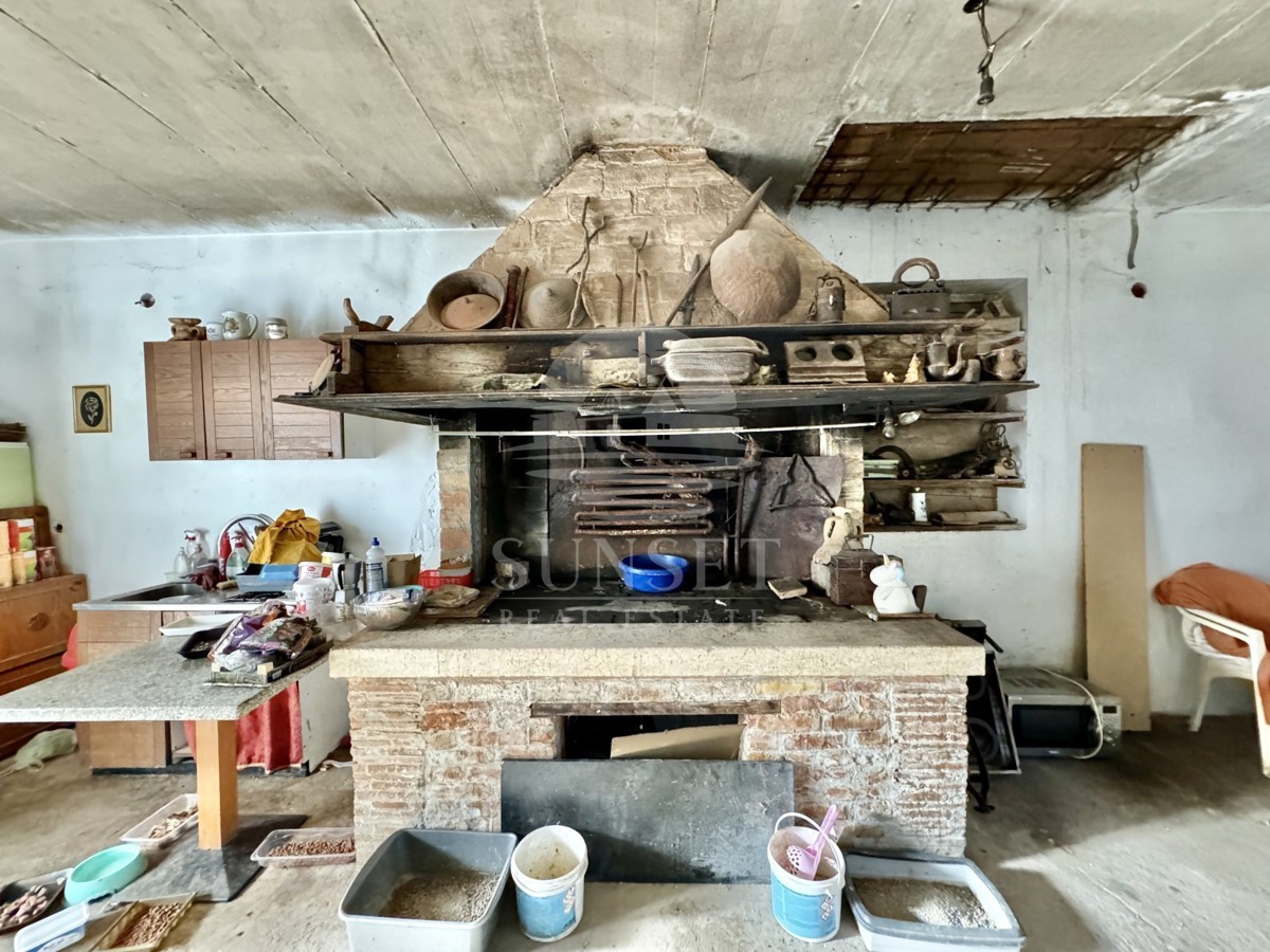 IMMOBILE SPAZIOSO CON UN AMPIO TERRENO, A SOLI POCHI PASSI DAL MARE